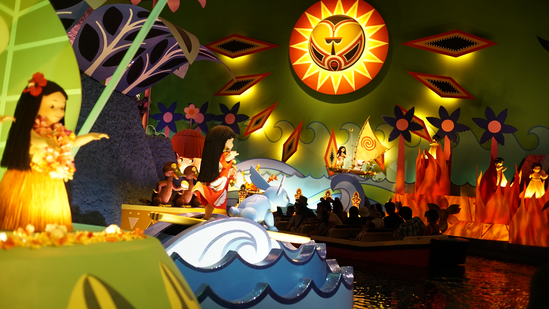 Lilo and Stitch, Moana, Pua, and Hei Hei appear in the Polynesian scene in "it's a small world" at Tokyo Disneyland.