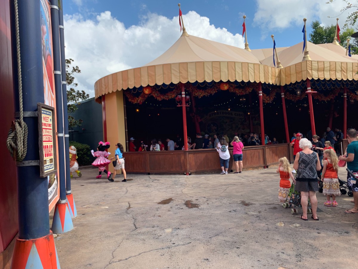 minnie and daisy leaving magic kingdom character meet and greet calliope tent
