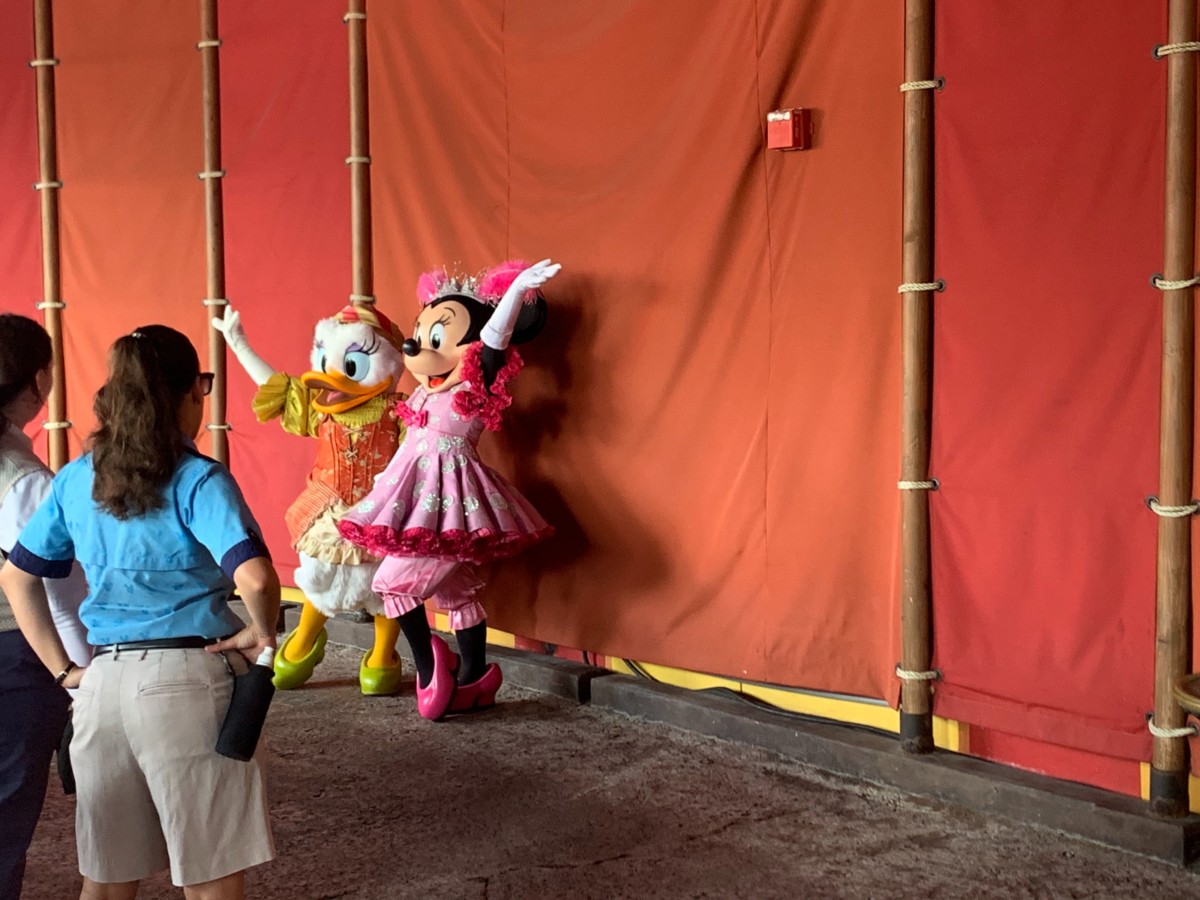 minnie and daisy magic kingdom character meet and greet calliope tent