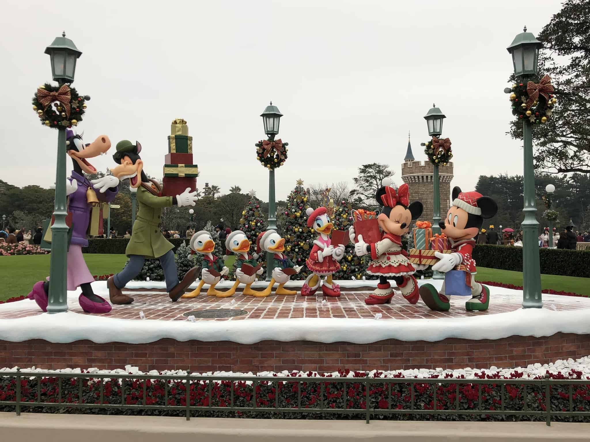 PHOTO REPORT: Tokyo Disneyland 2018 Christmas Highlights (Front-Row Parade Pics, Holiday Country