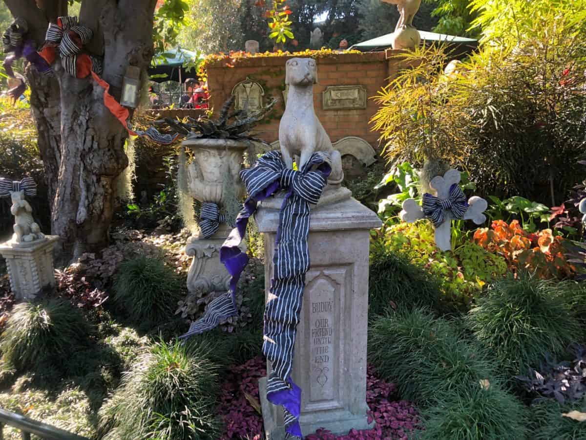 disneyland christmas day 2018 haunted mansion holiday graveyard