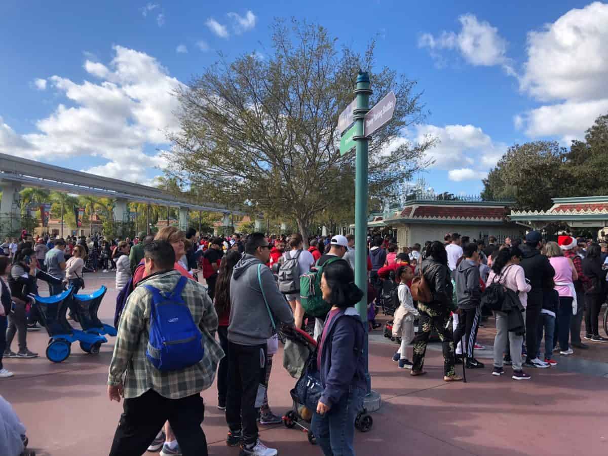 disneyland christmas day 2018 afternoon entrance crowds