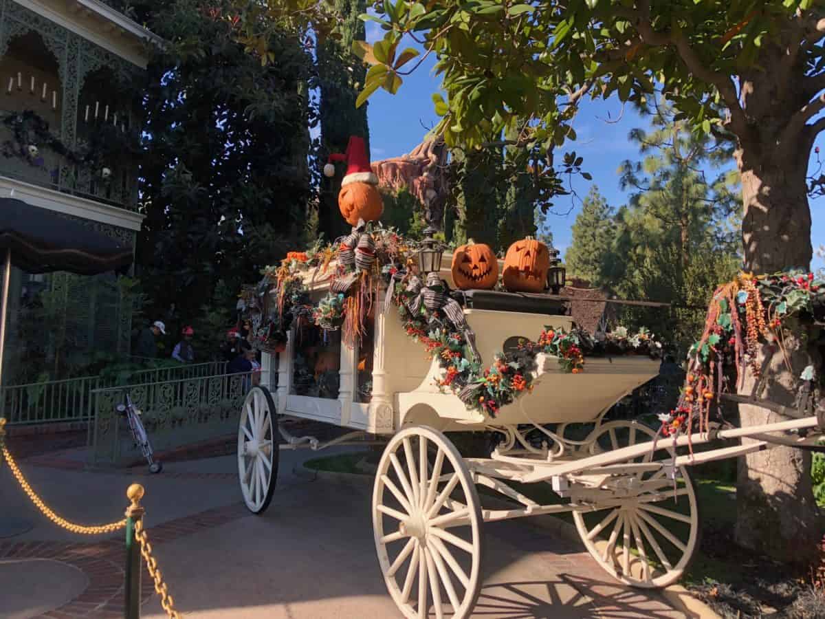 disneyland christmas day 2018 haunted mansion holiday pumpkin carriage