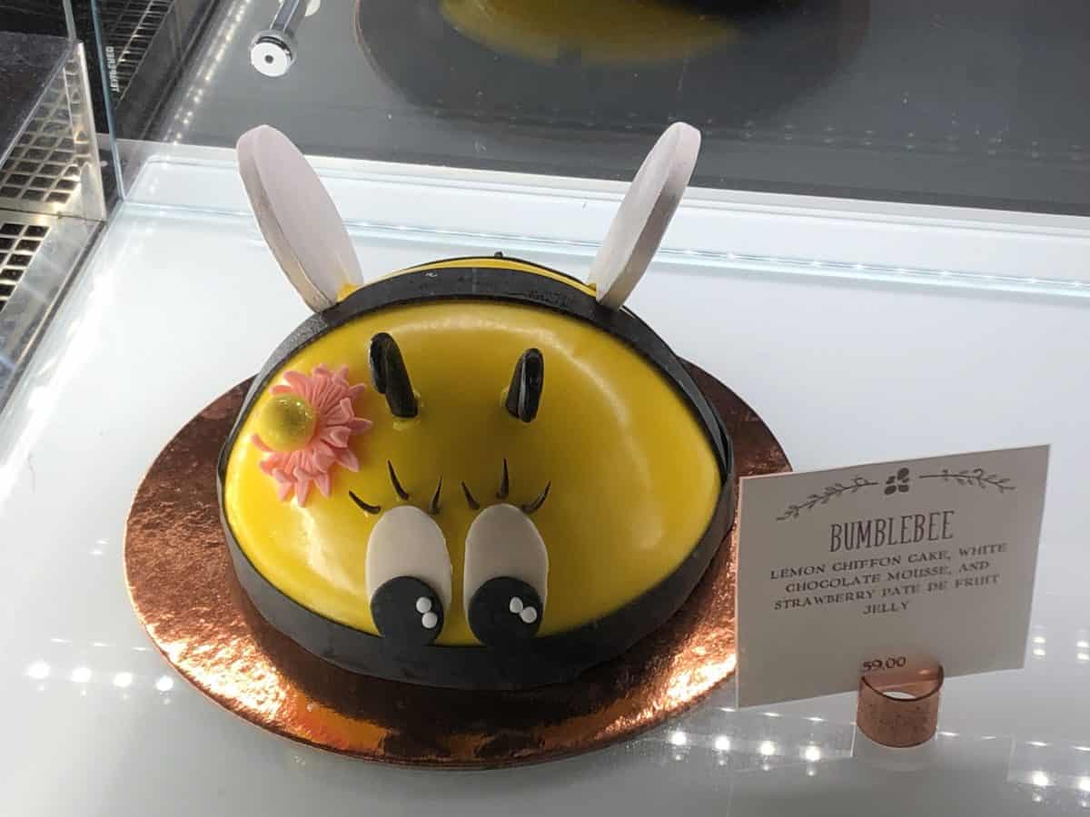 Amorette’s bee cake 