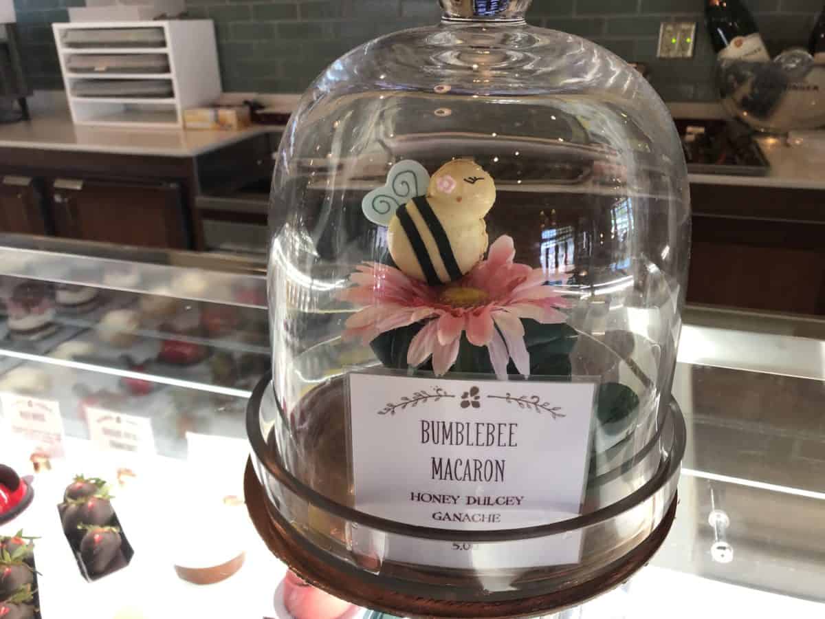 Bee macaron 