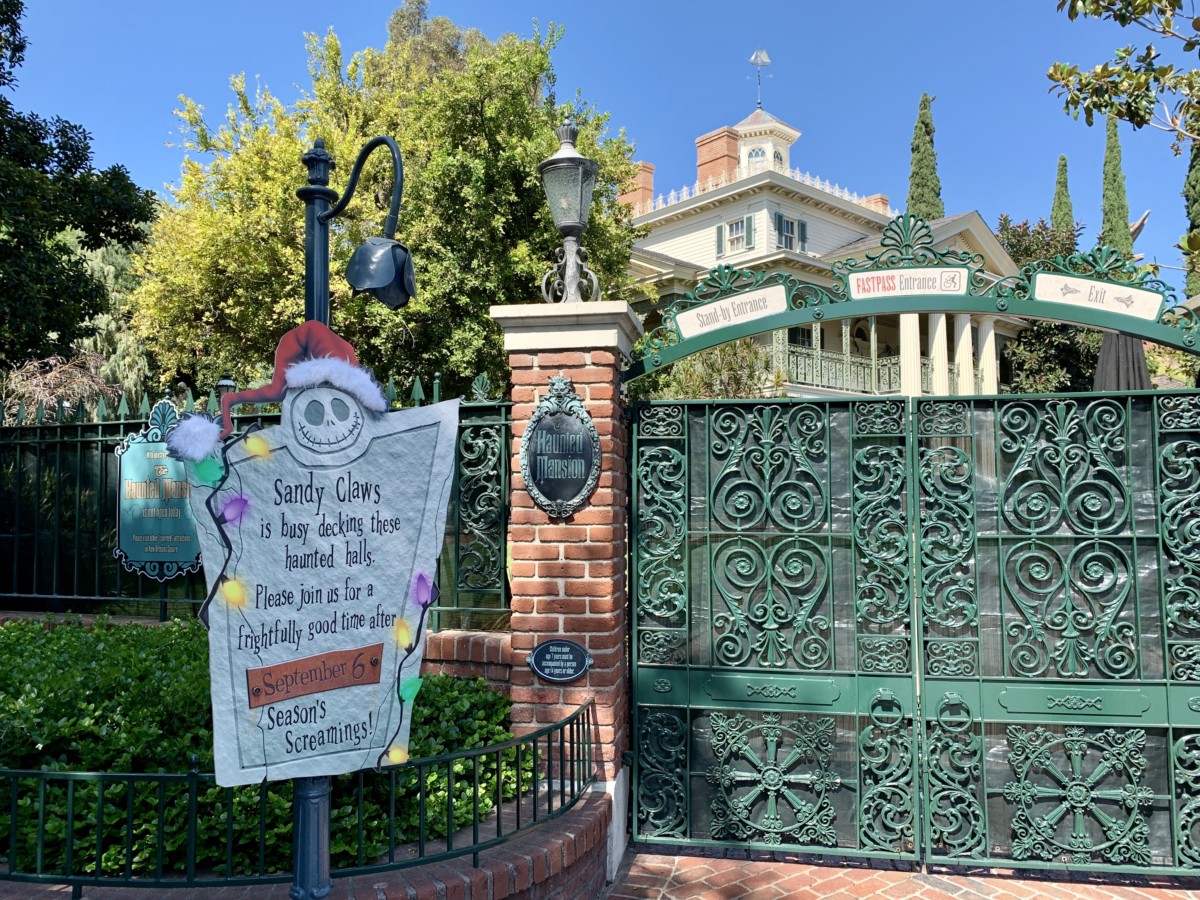 Disneyland Photo Report 8:28:19 Adventureland Refurbishment, Character Sightings, and Pumpkin Cream Cold Brew and more