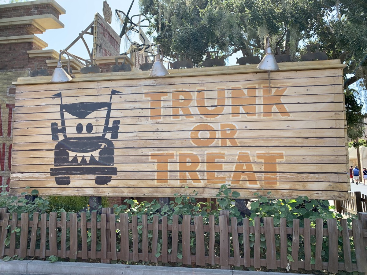 Disney California Adventure Photo Report 9:4:19 Tiana Alex and Ani Bangle, Halloween Decorations and More!