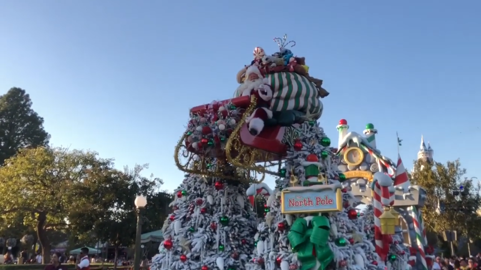 PHOTOS, VIDEO: Disneyland's 2019 "A Christmas Fantasy" Parade Is Here! - WDW News Today