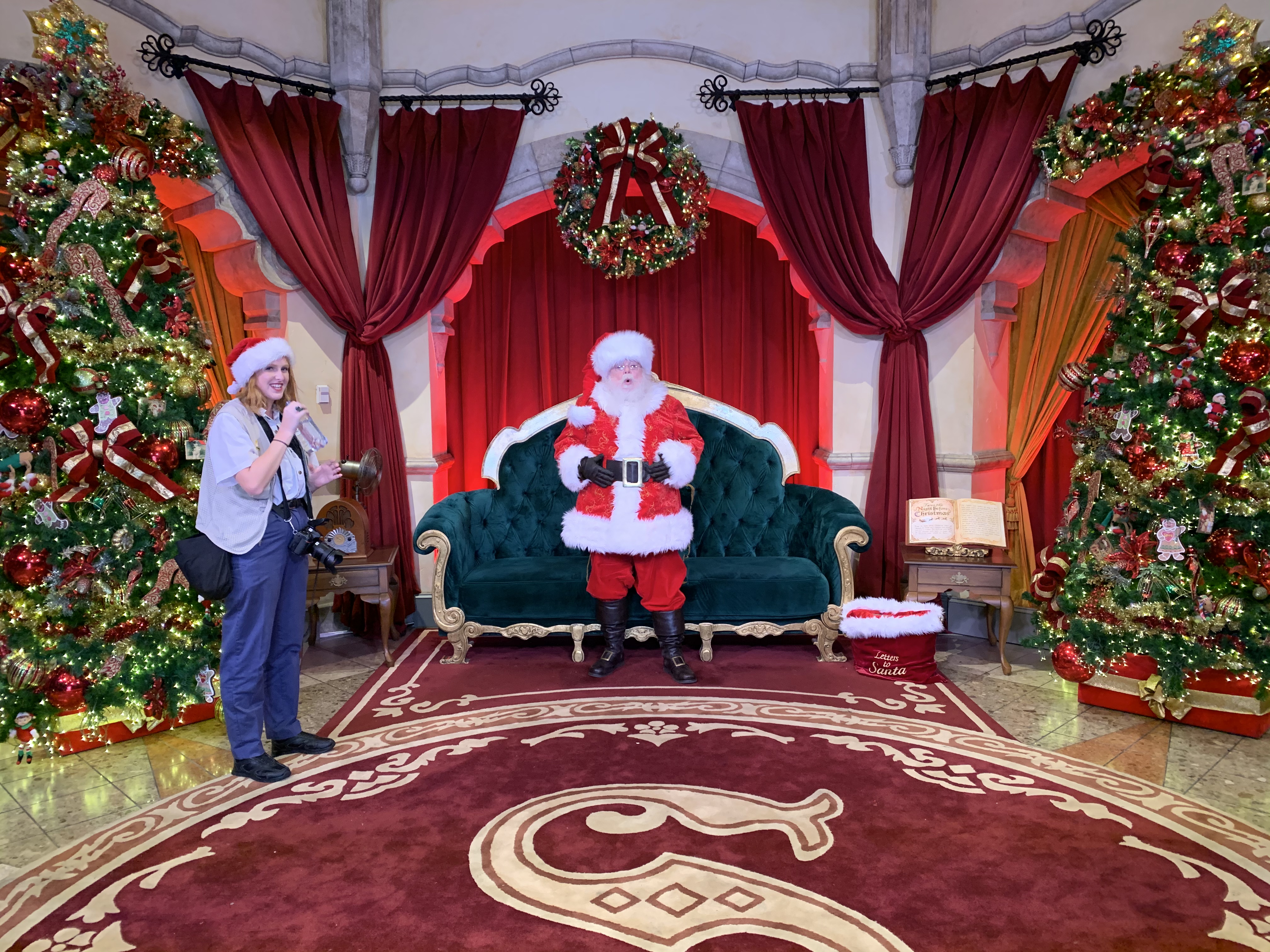 PHOTOS Santa Claus Returns to Sunset Boulevard for Meet and Greet