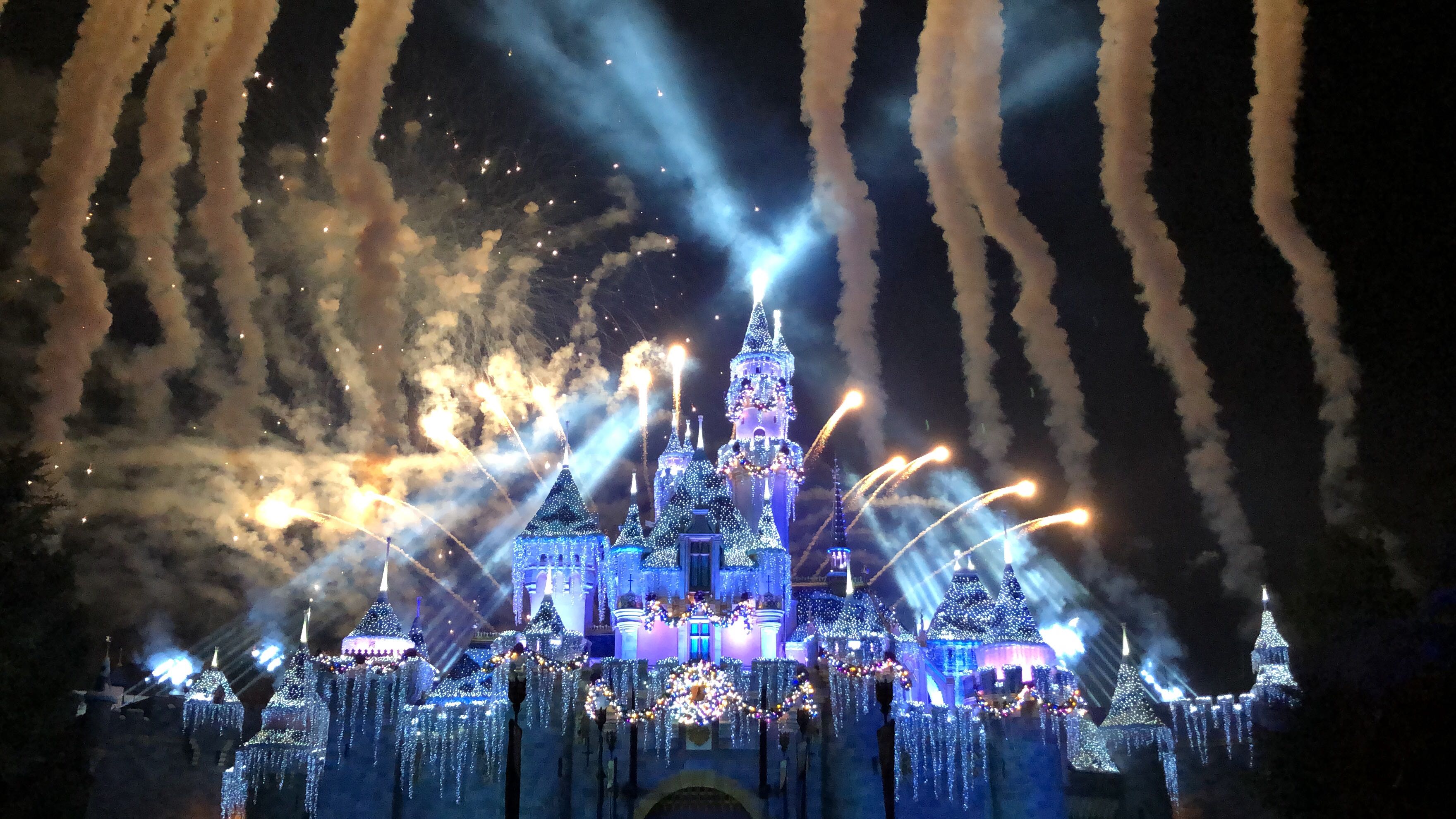 PHOTOS, VIDEO "Believe… in Holiday Magic" Fireworks Spectacular