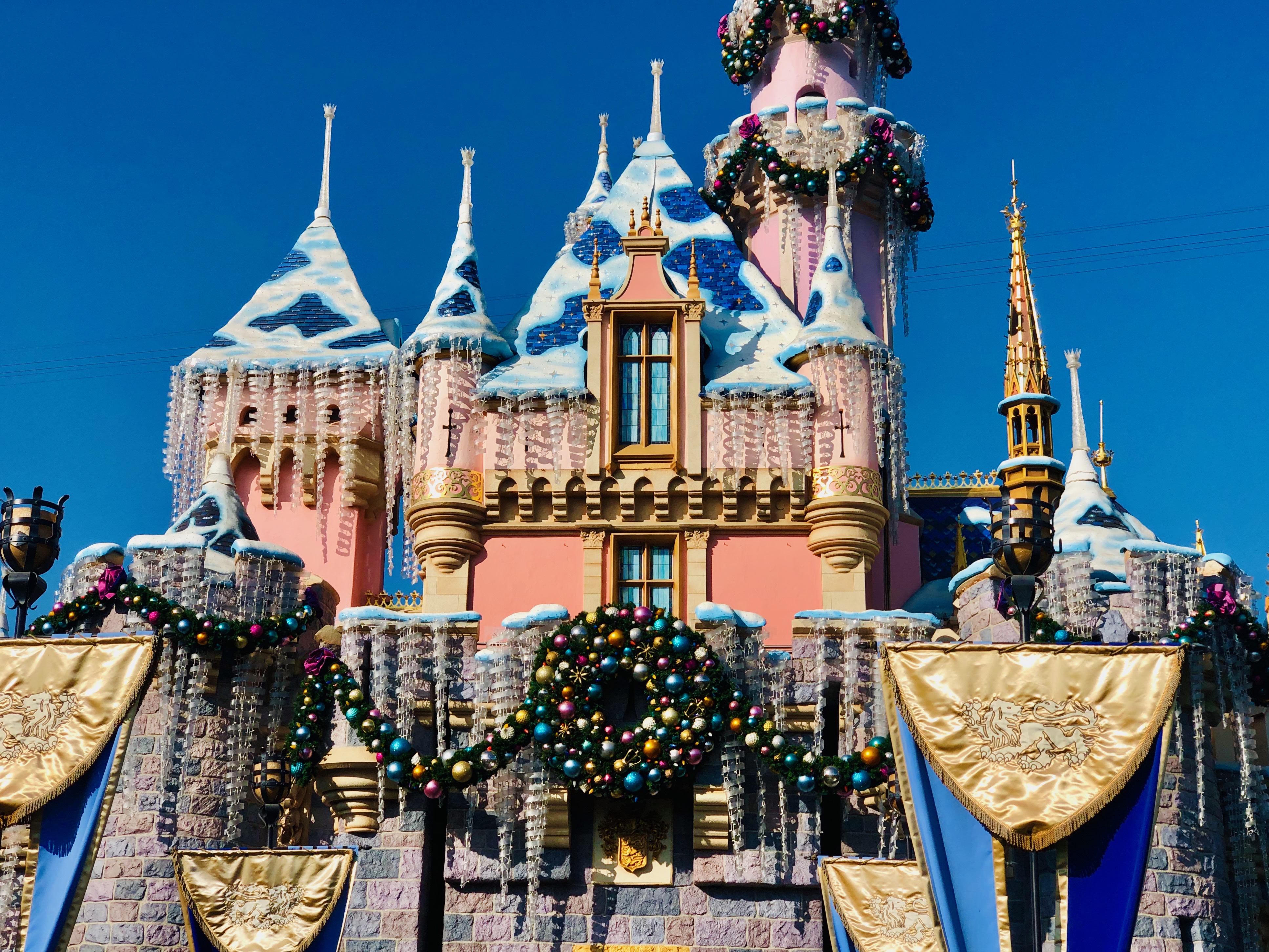 Photo Report Disneyland Park 11 10 19 Christmas Decorations Construction In Tomorrowland Matterhorn Adjusted Hours Galaxy S Edge Activities Etc Wdw News Today