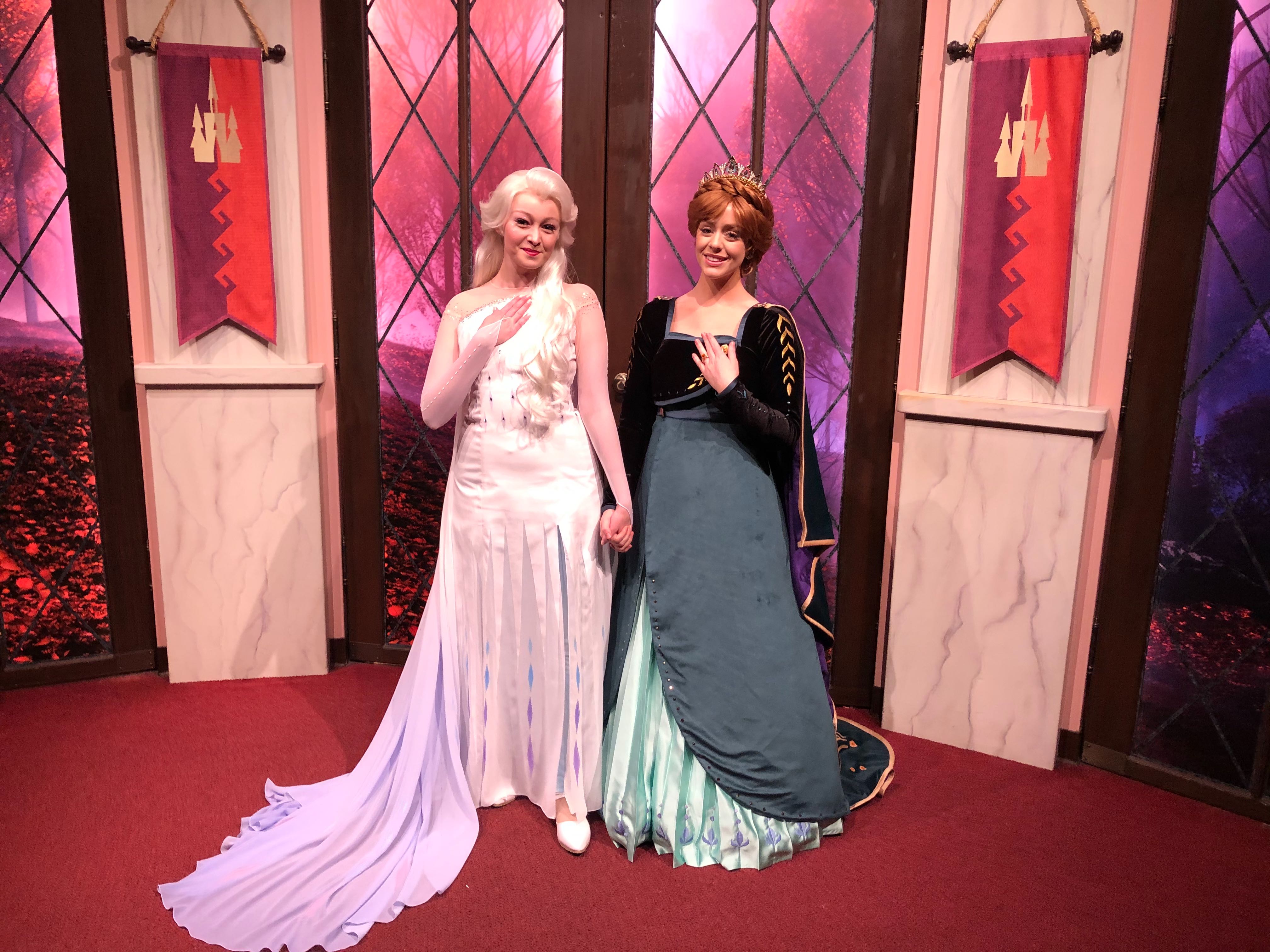 Photos Anna And Elsa Debut New “frozen 2” Costumes At