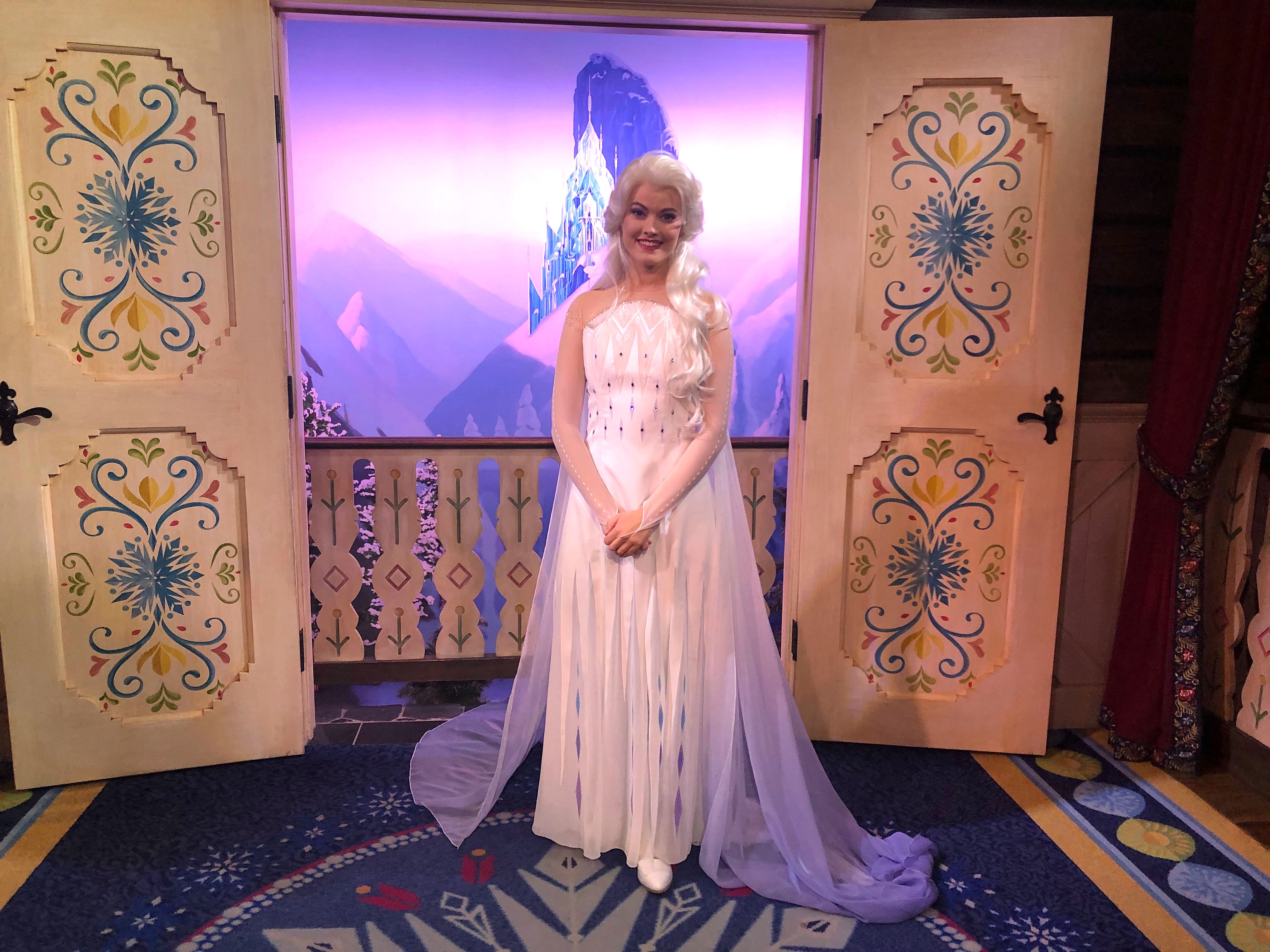 Photos Video Anna And Elsa Debut New Frozen 2 Costumes