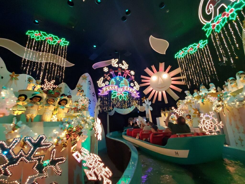Photos Video It S A Small World Holiday Overlay Returns For 19 At Disneyland Park Wdw News Today
