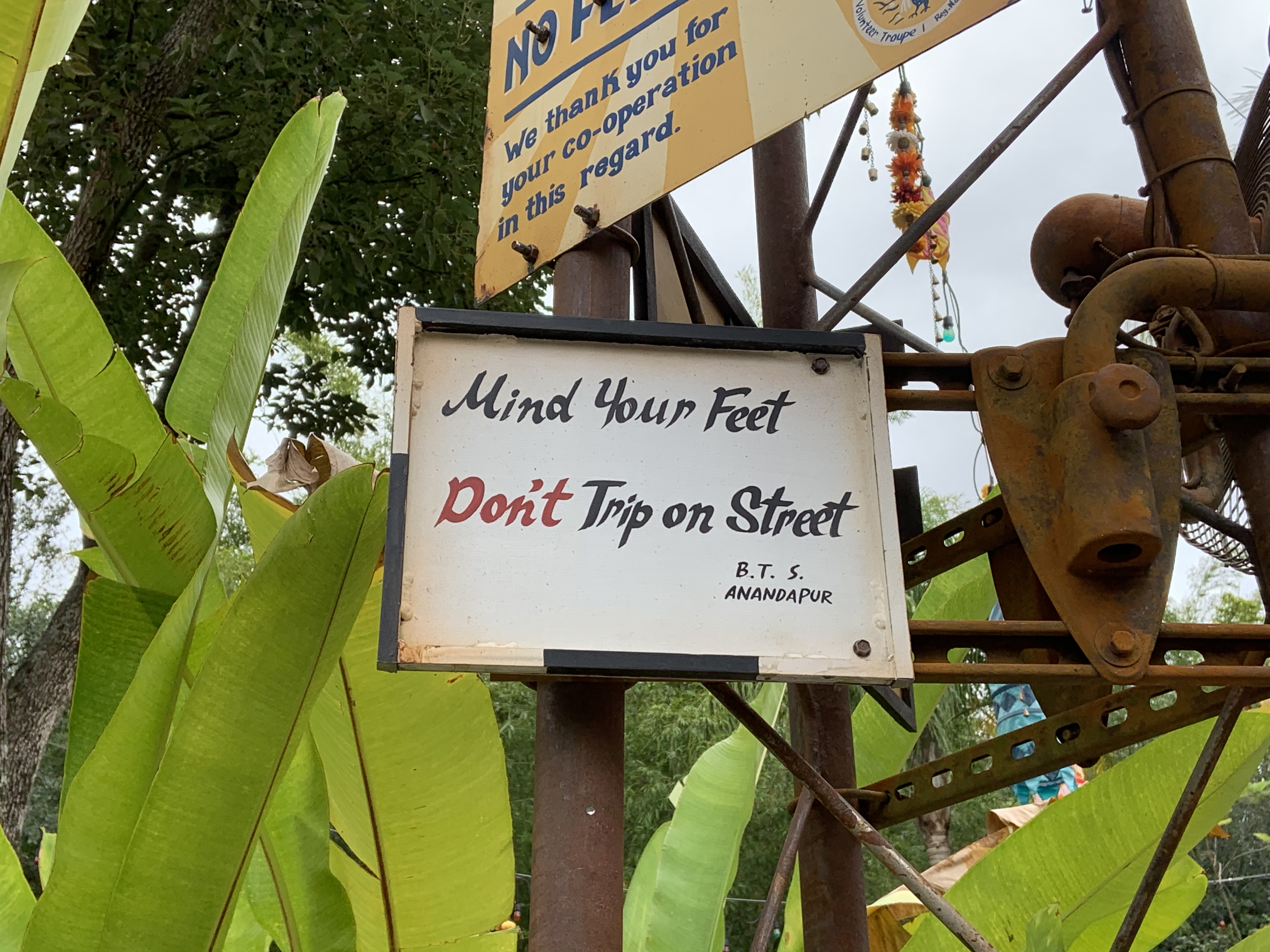 Mind your feet sign