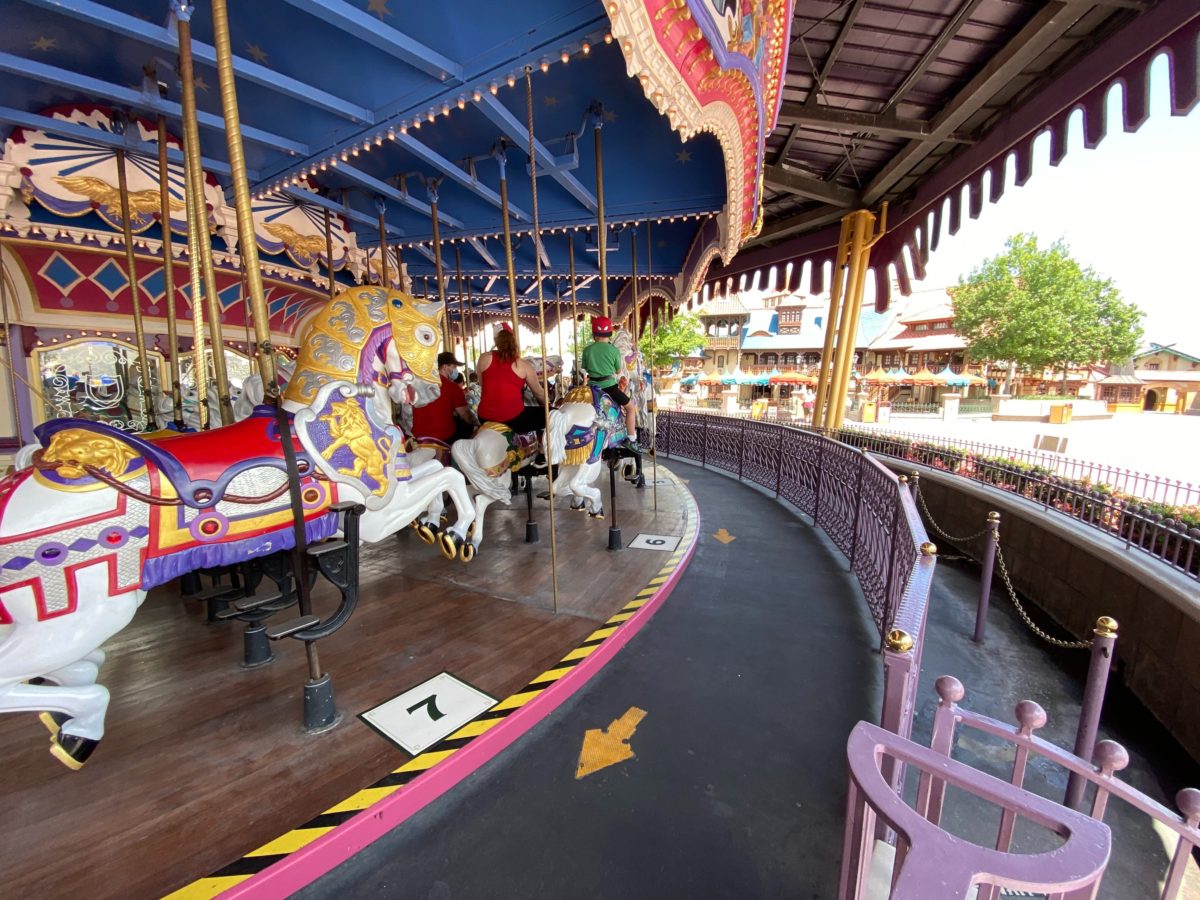 https://wdwnt.com/2020/07/photos-first-look-at-the-magic-kingdom-reopening-arrival-experience-and-a-walk-down-main-street-to-cinderella-castle/
