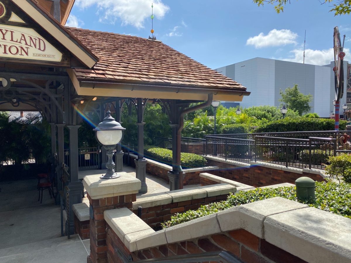 fantasyland-station-walt-disney-world-railroad-planters-magic-kingdom-1