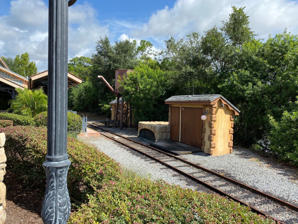 fantasyland-station-walt-disney-world-railroad-planters-magic-kingdom-11