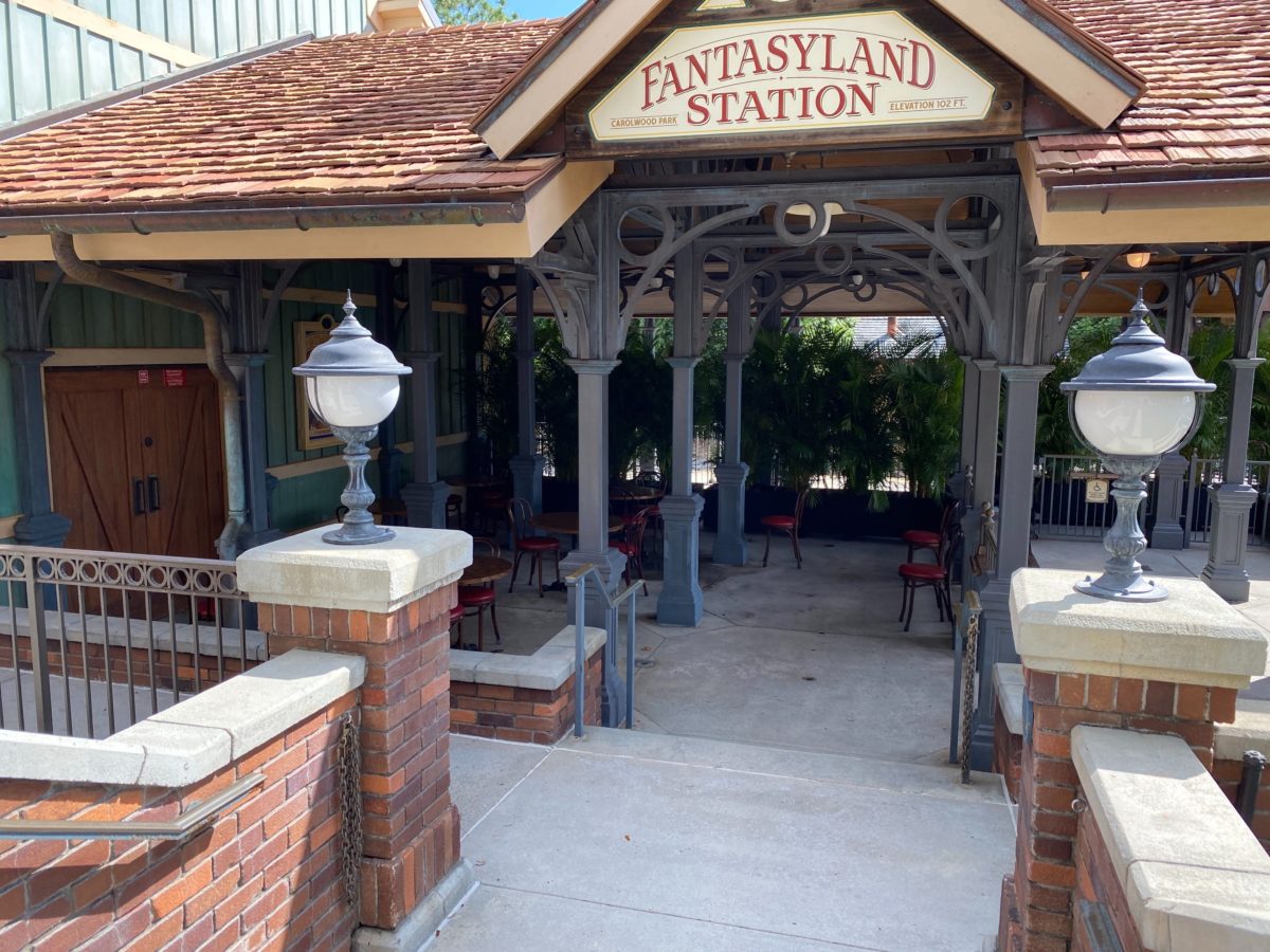 fantasyland-station-walt-disney-world-railroad-planters-magic-kingdom-3