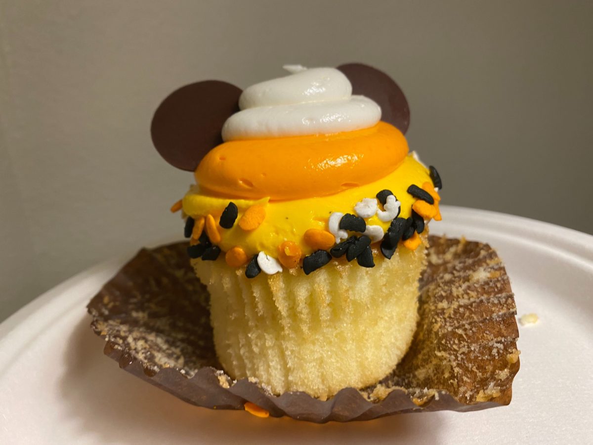 mickey-mouse-candy-corn-cupcake-2679870