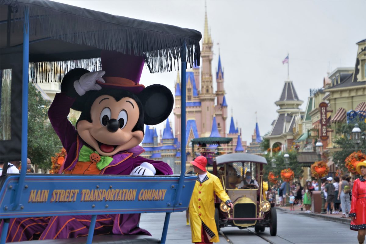 mickey-mouse-in-rainy-day-halloween-cavalcade-9-20-20-3937092