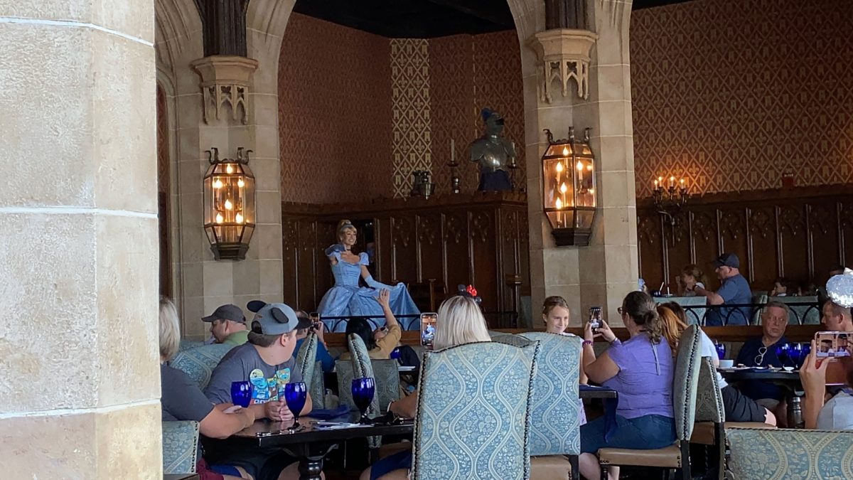 cinderellas-royal-table-cinderella-appearance-15