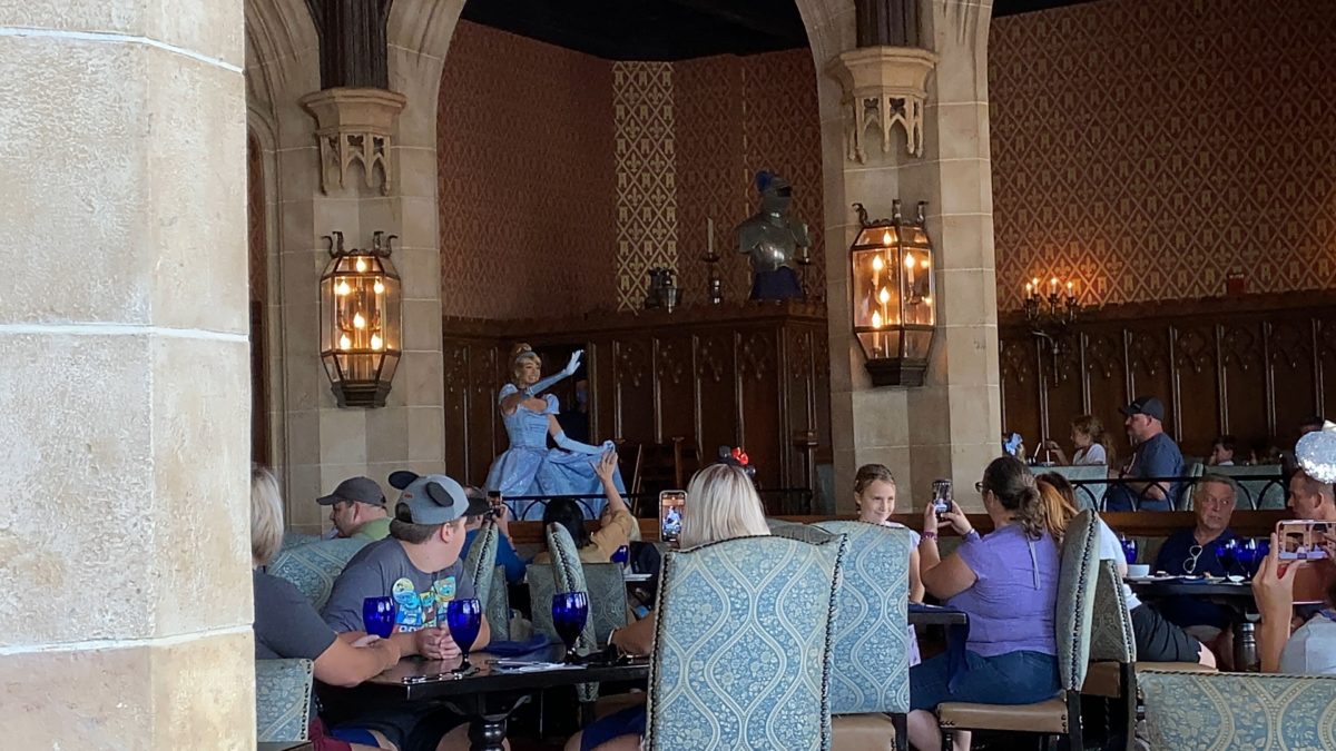 cinderellas-royal-table-cinderella-appearance-16