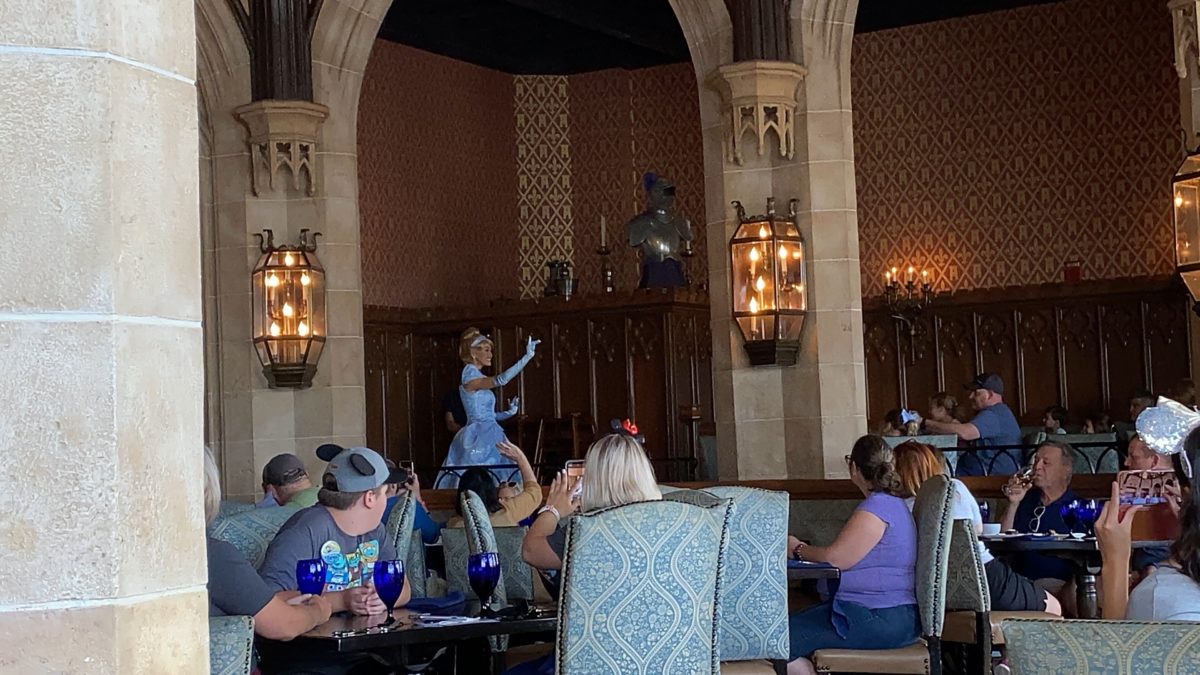 cinderellas-royal-table-cinderella-appearance-2