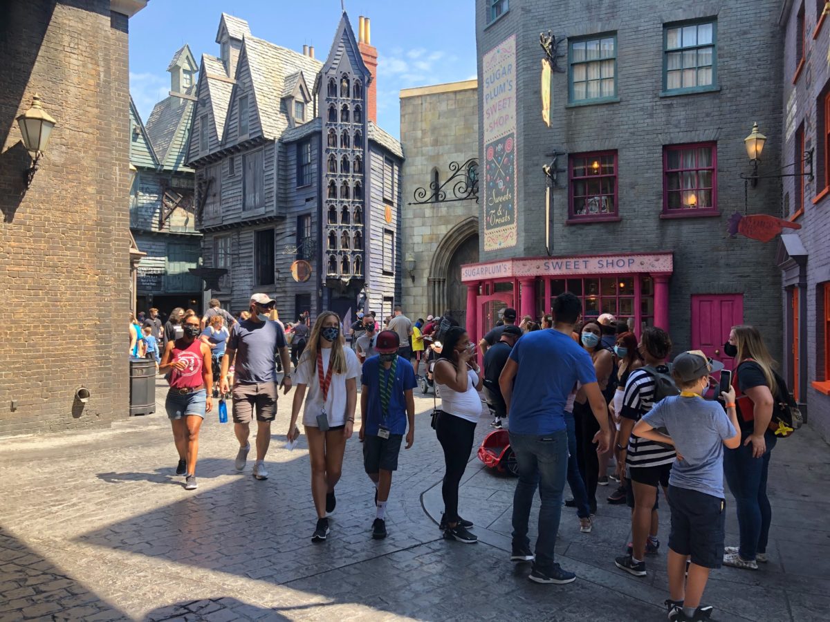 diagon-alley-crowds-2