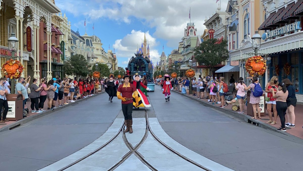 disney-villains-cavalcade-crowds-1