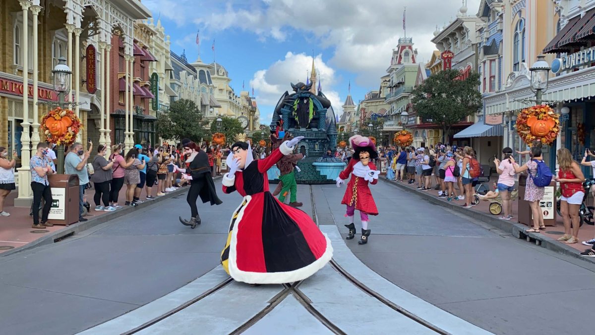 disney-villains-cavalcade-crowds-3