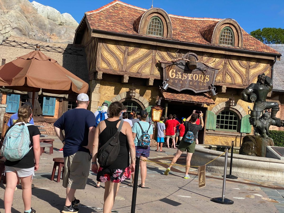 gastons-tavern-queue-1
