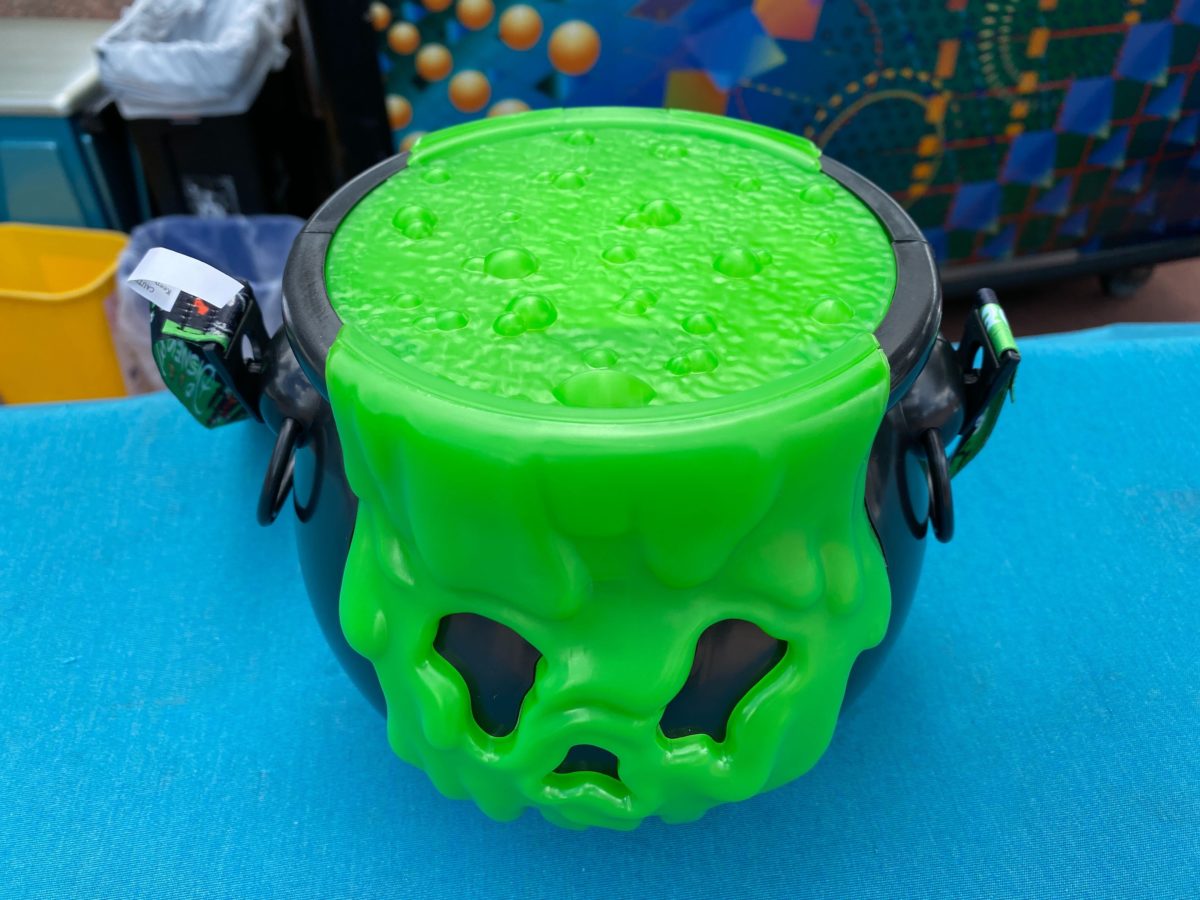 green-cauldron-popcorn-bucket-2