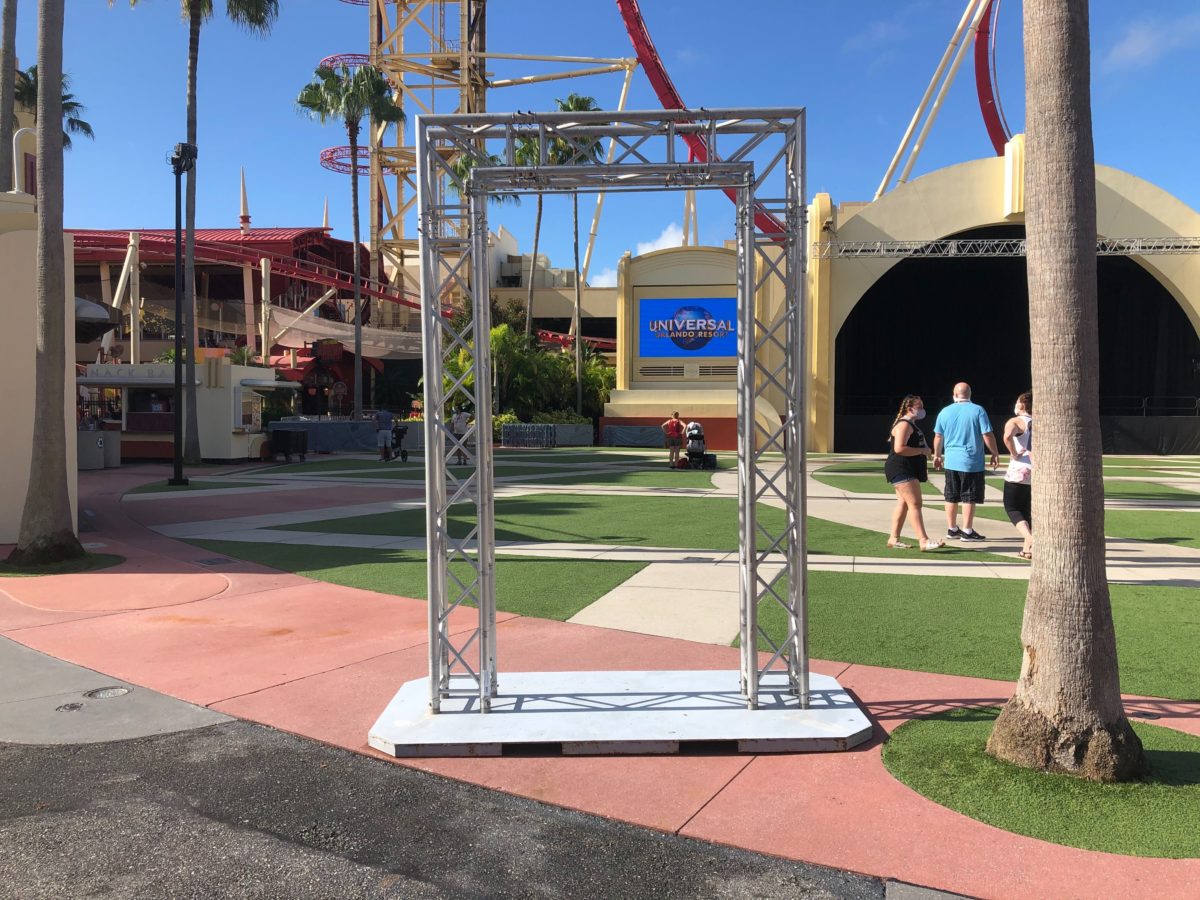 hhn-house-signage-stands-2020_11