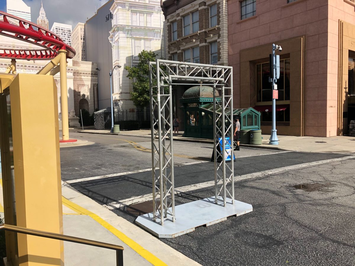 hhn-house-signage-stands-2020_18