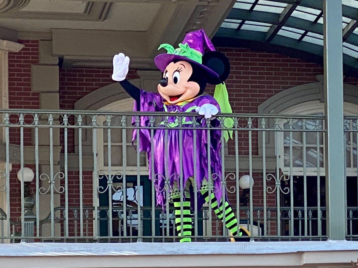 jester-mickey-train-station-halloween_5-8063742