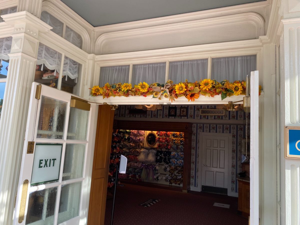 main-street-fall-wreaths-2020_6