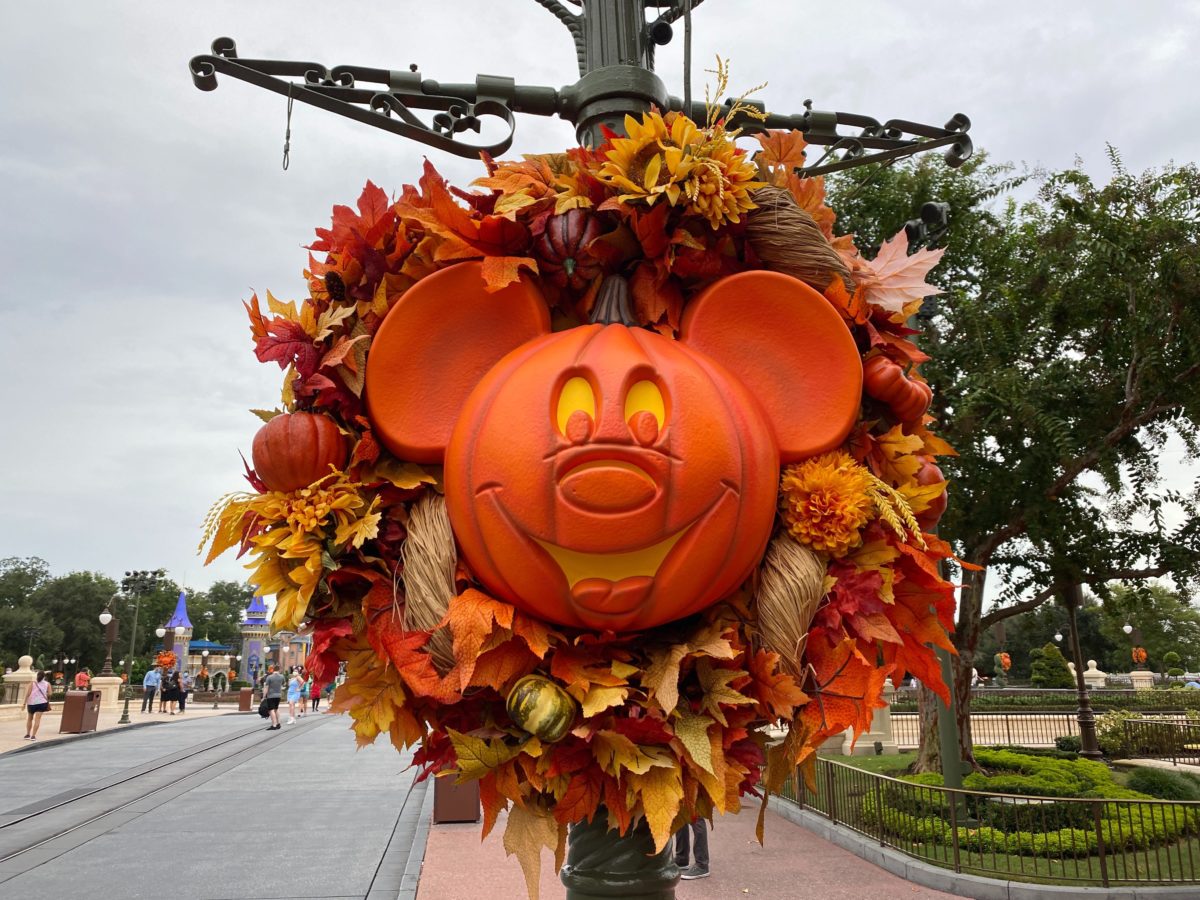 mickey-pumpkins-main-street-usa-2020_8