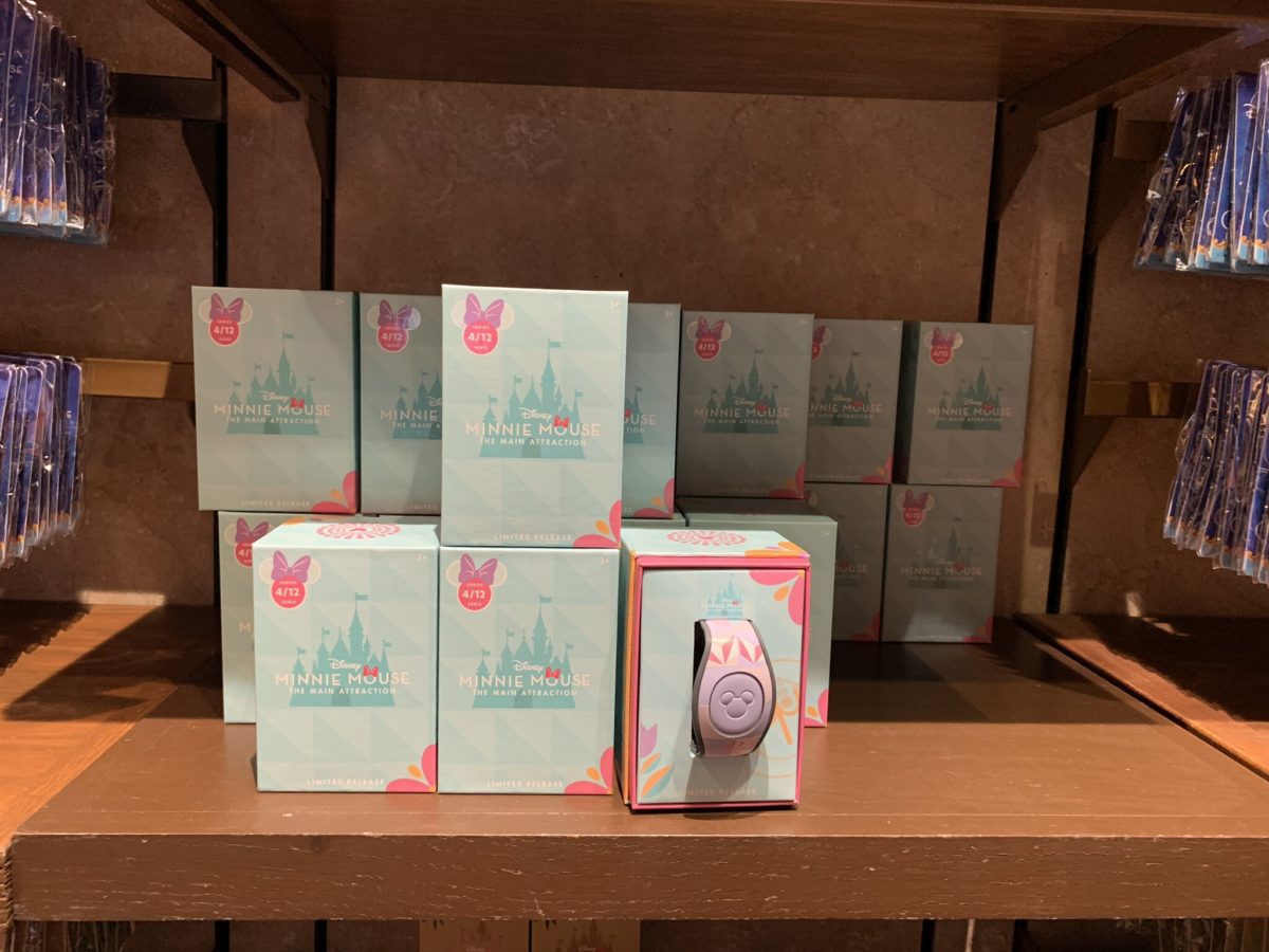 minnie-main-attraction-magicbands-sir-mickeys_22