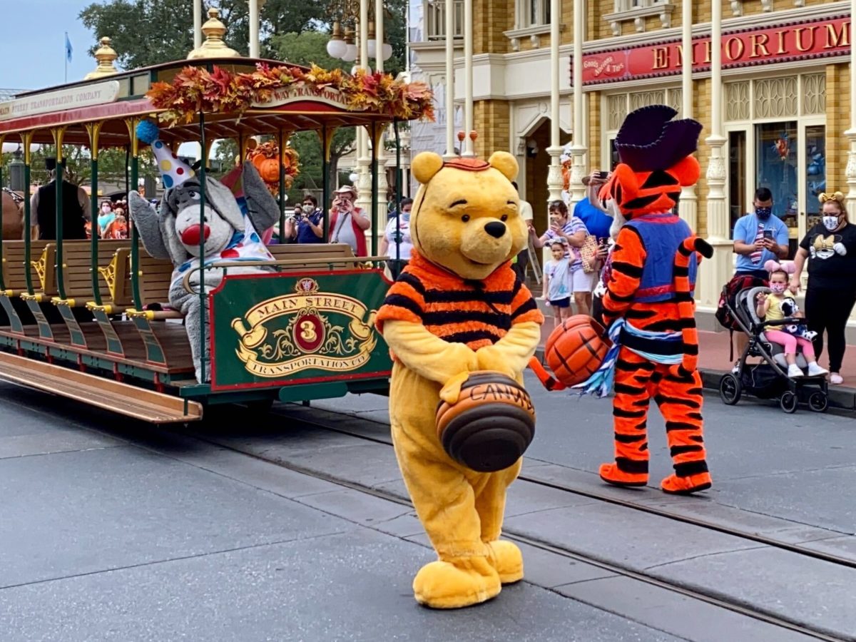 pooh-halloween-trolley-2020_3