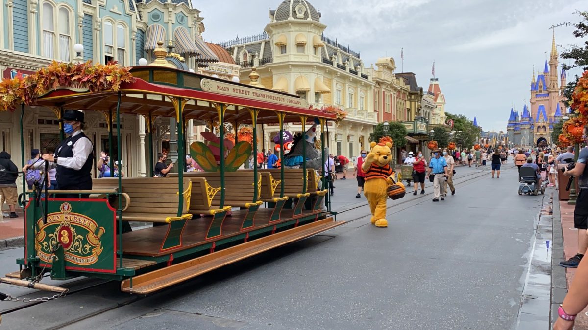pooh-halloween-trolley-2020_6