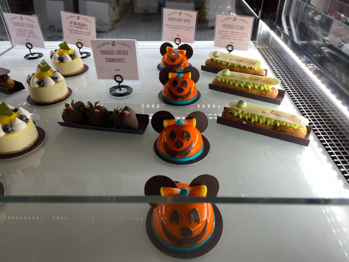 pumpkin-minnie-mouse-cake-amorettes-patisserie-disney-springs-3