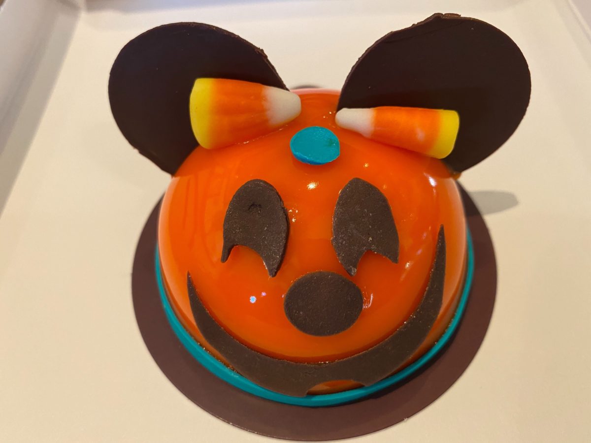 pumpkin-minnie-mouse-cake-amorettes-patisserie-disney-springs-4