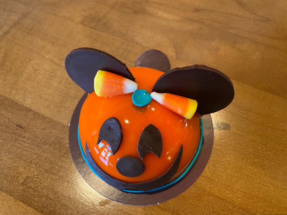 pumpkin-minnie-mouse-cake-amorettes-patisserie-disney-springs-9