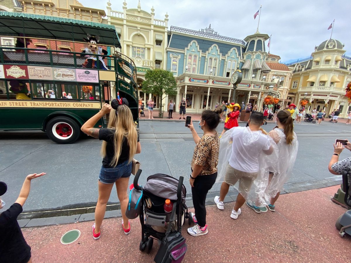 rainy-day-cavalcade-crowds-1