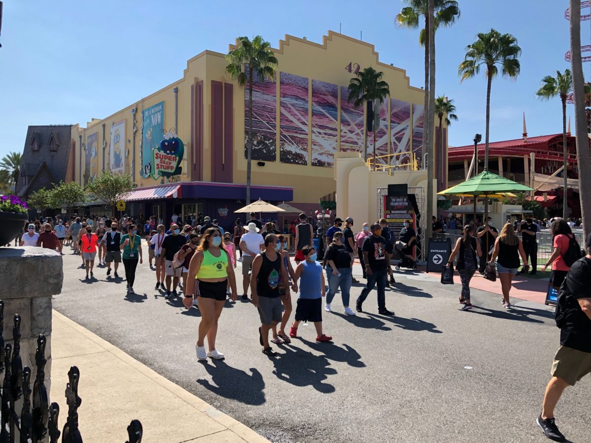 PHOTOS Heavy Crowds at Universal Studios Florida This Weekend for