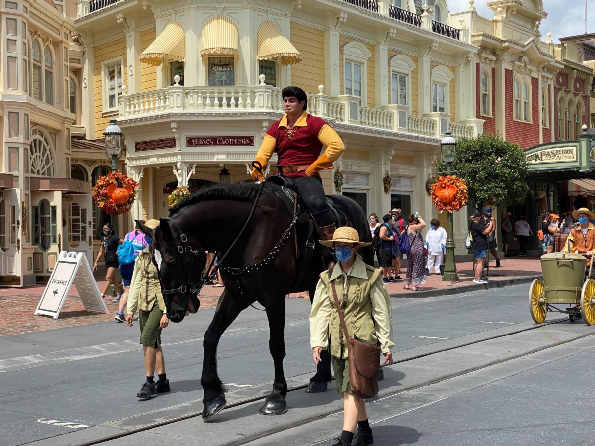 villains-cavalcade-gaston-horse-1