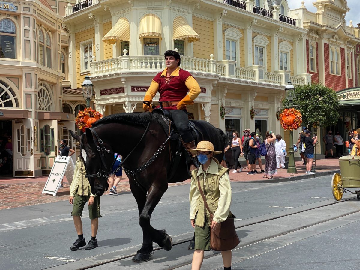 villains-cavalcade-gaston-horse-2