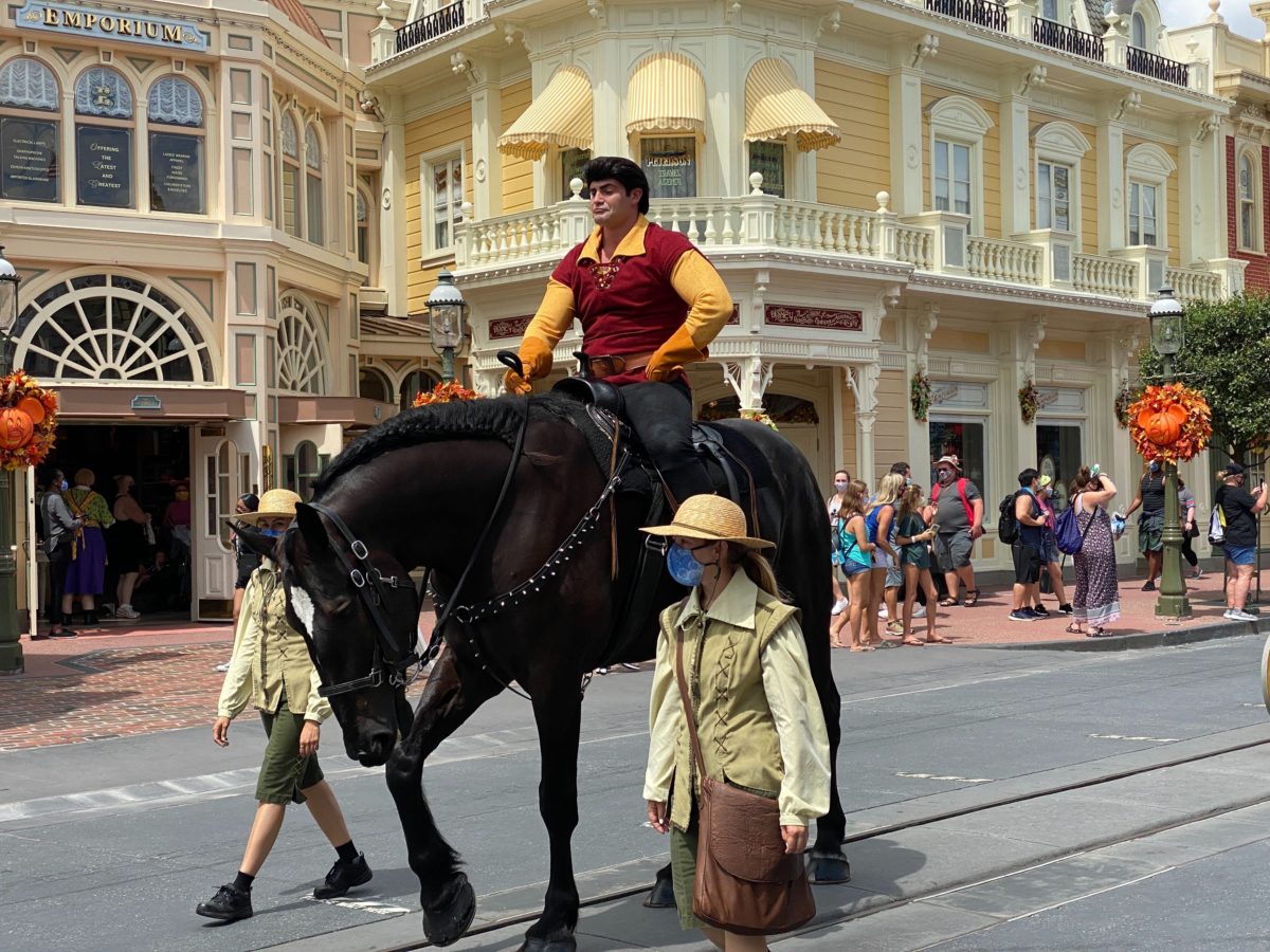 villains-cavalcade-gaston-horse-3