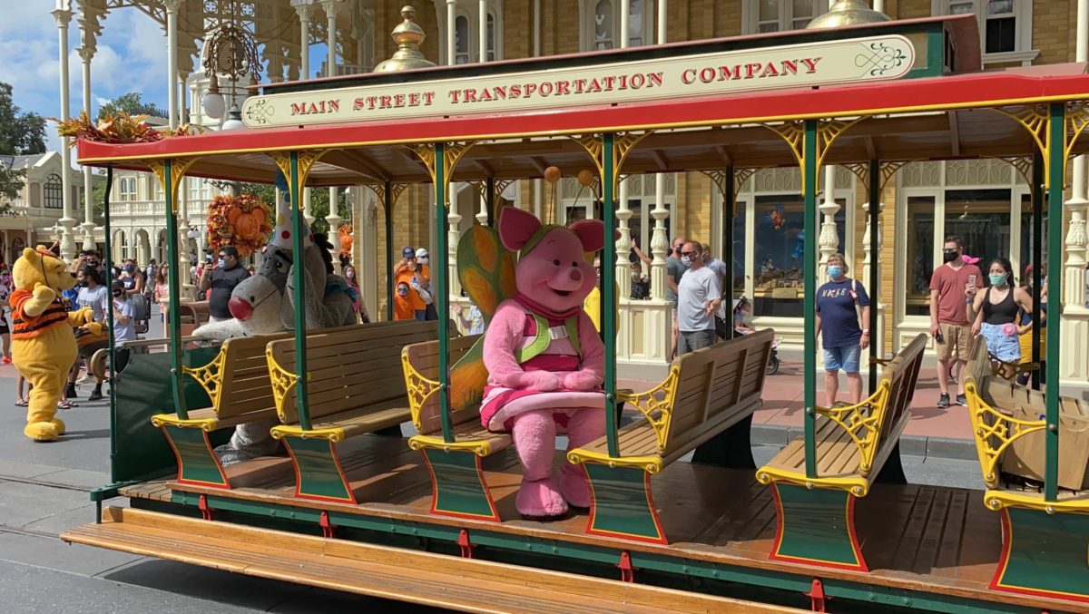 winnie-the-pooh-halloween-cavalcade-piglet-and-eeyore